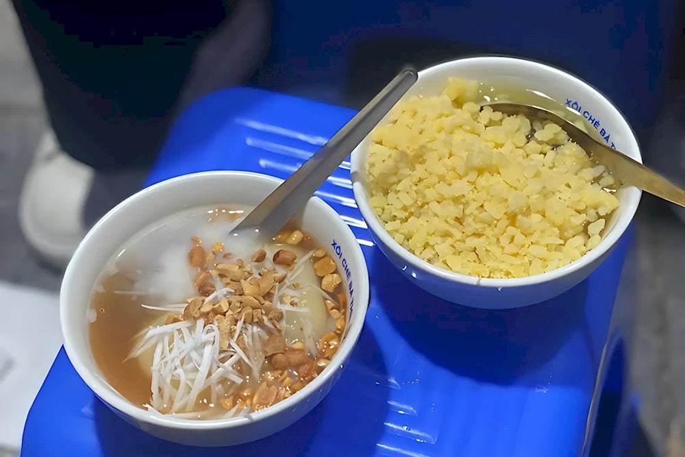 Sticky rice topped with fragrant coconut milk at Xoi Che Ba Thin